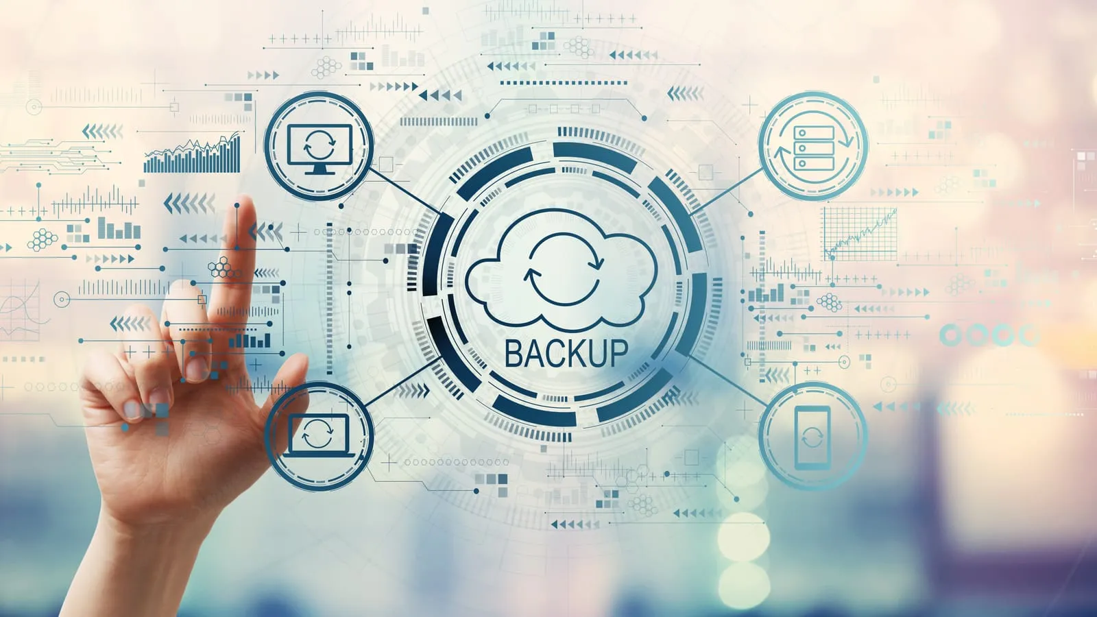 Mano che tocca un’icona luminosa con la scritta Backup al centro di uno schema di dispositivi collegati