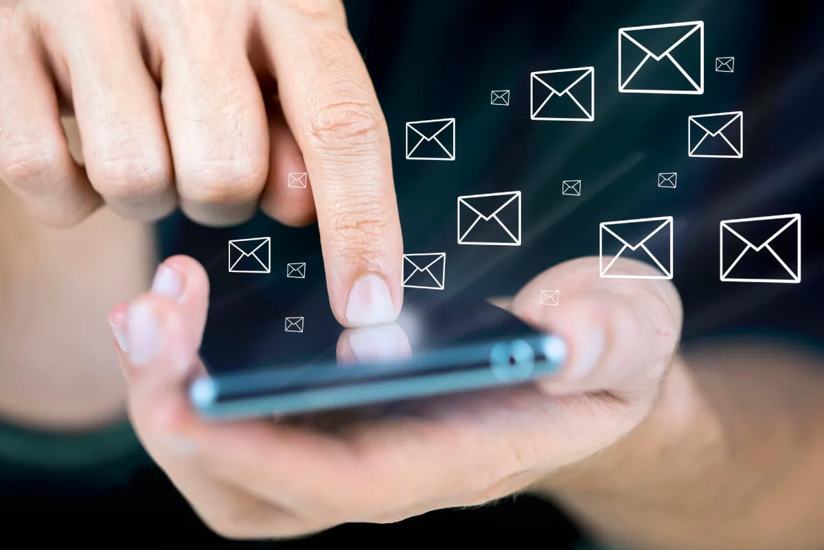 Smartphone que muestra una conversación de mensajes de texto entre una empresa y un cliente