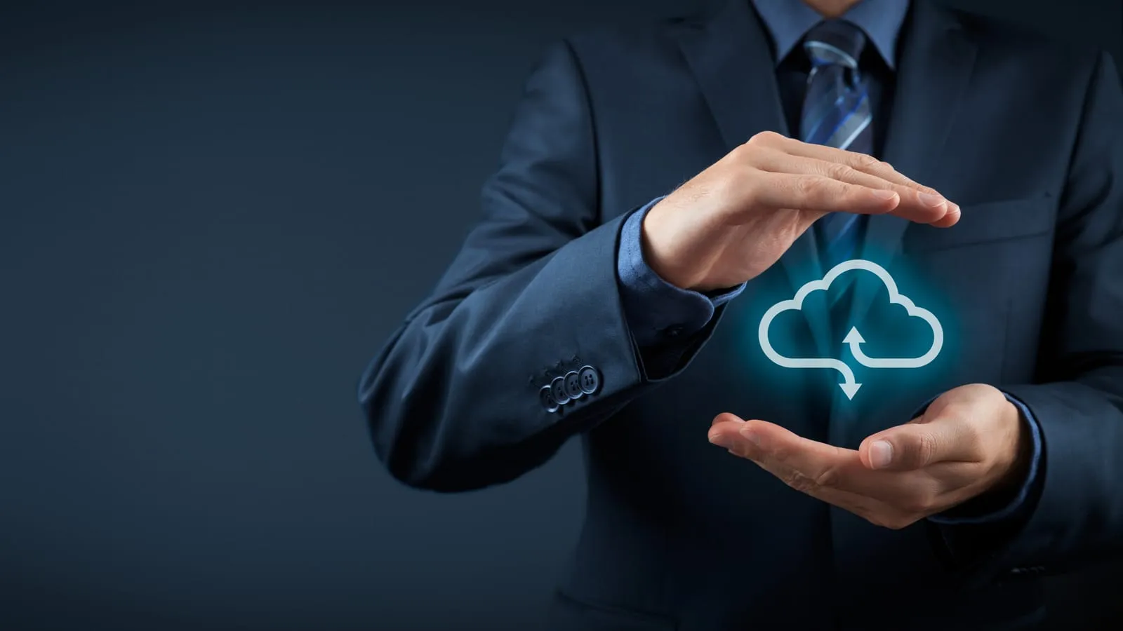 Mâinile unui profesionist care protejează o pictogramă luminoasă a cloud-ului
